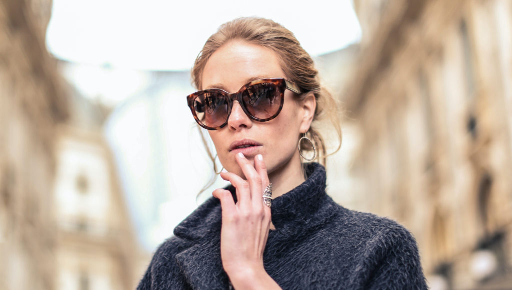 Frau mit Sonnenbrille