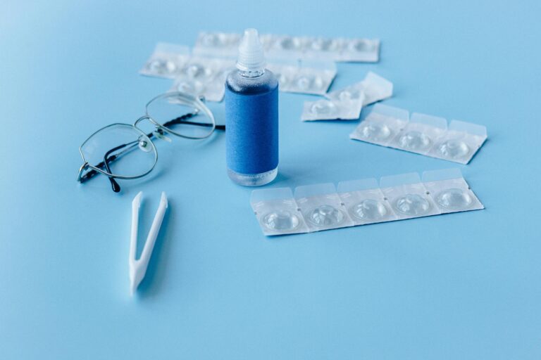 Kontaktlinsenblister, Brille und Pflegemittel